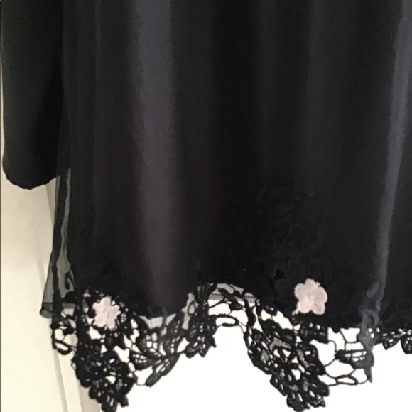 Blouse Black with Embroidery Crocheted Effect along the bottom size XL. - Picture 5 of 9